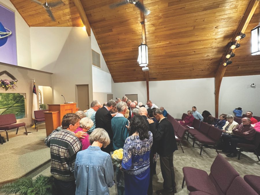 <p>Members of the Sierra Vista church pray over Pastor Alvin Schnell and the ministry of the church.</p><p>Miembros de la iglesia Sierra Vista oran por el pastor Alvin Schnell y el ministerio de la iglesia.</p>
