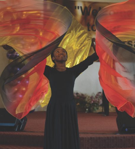 <p>Annaiah Green worships through dance.</p><p>Annaiah Green adora a través de la danza.</p>