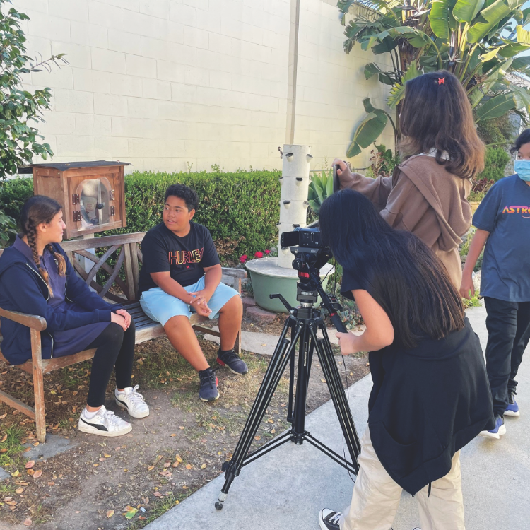 <p>Aleshanee, Hudson, Gracie, Willow. Production Group D films an interview on AstroCamp.</p><p>Aleshanee, Hudson, Gracie, Willow. El Grupo de Producción D graba una entrevista en AstroCamp.
</p>